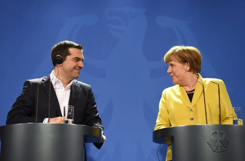 Kράτος αποικία – Γερμανική απαίτηση προς Αθήνα: «Πληρώστε για να πάρουμε τους 3.500 πρόσφυγες, αλλιώς…» – Θα παραδώσουν ξανά «γη και ύδωρ» στη Μέρκελ οι ΣΥΡΙΖΑΝΕΛ;